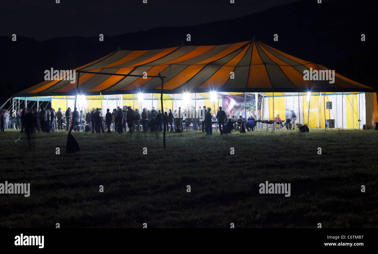 großes Zelt mit Menschen in der Nacht Stockfoto