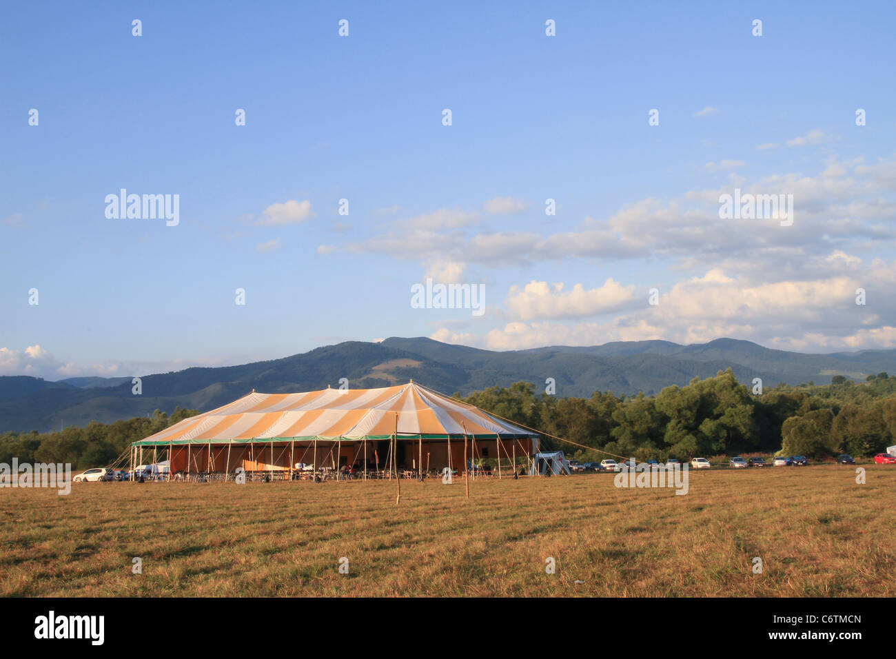 großes Zelt im Feld Stockfoto