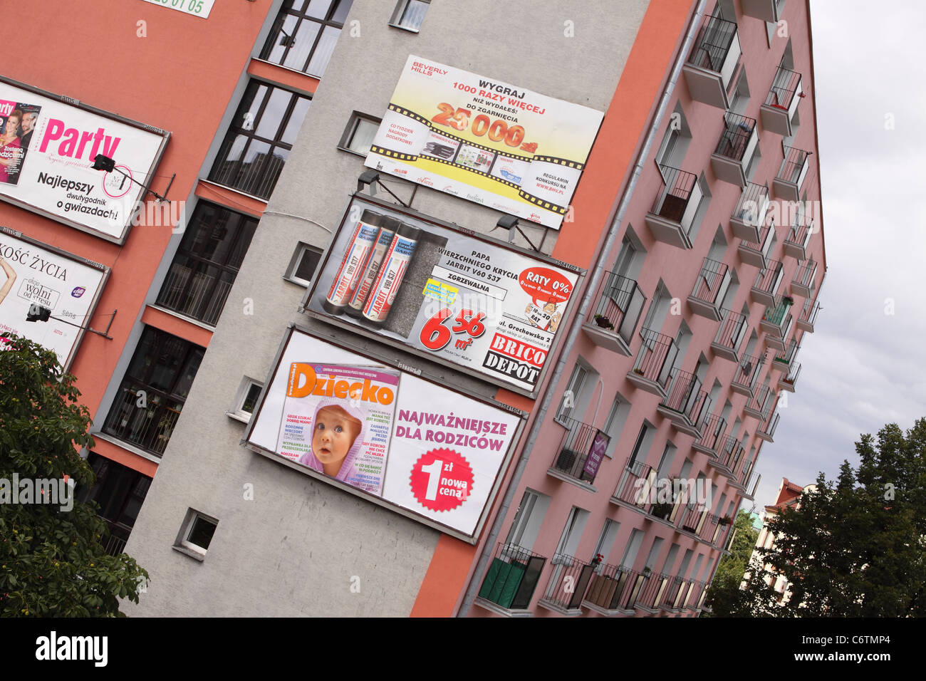 Warschau Polen großes Plakat Werbung Werbung auf der Seite einem Wohnblock Stockfoto