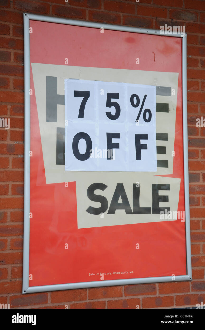 75 % Rabatt auf Zeichen stecken mehr als die Hälfte Preis Verkaufsschild. Stockfoto