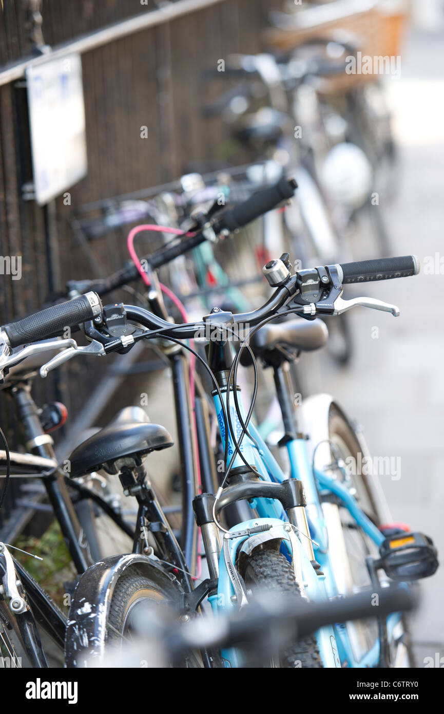 Fahrräder gelehnt Metallgeländer in zentralen Cambridge, UK. Stockfoto