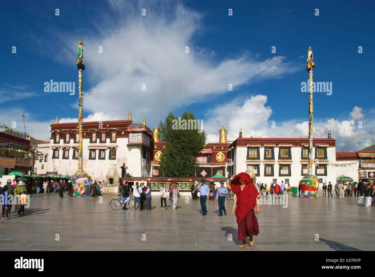Jokhang-Tempel und Barkhor Square mit Mönch im Vordergrund Stockfoto