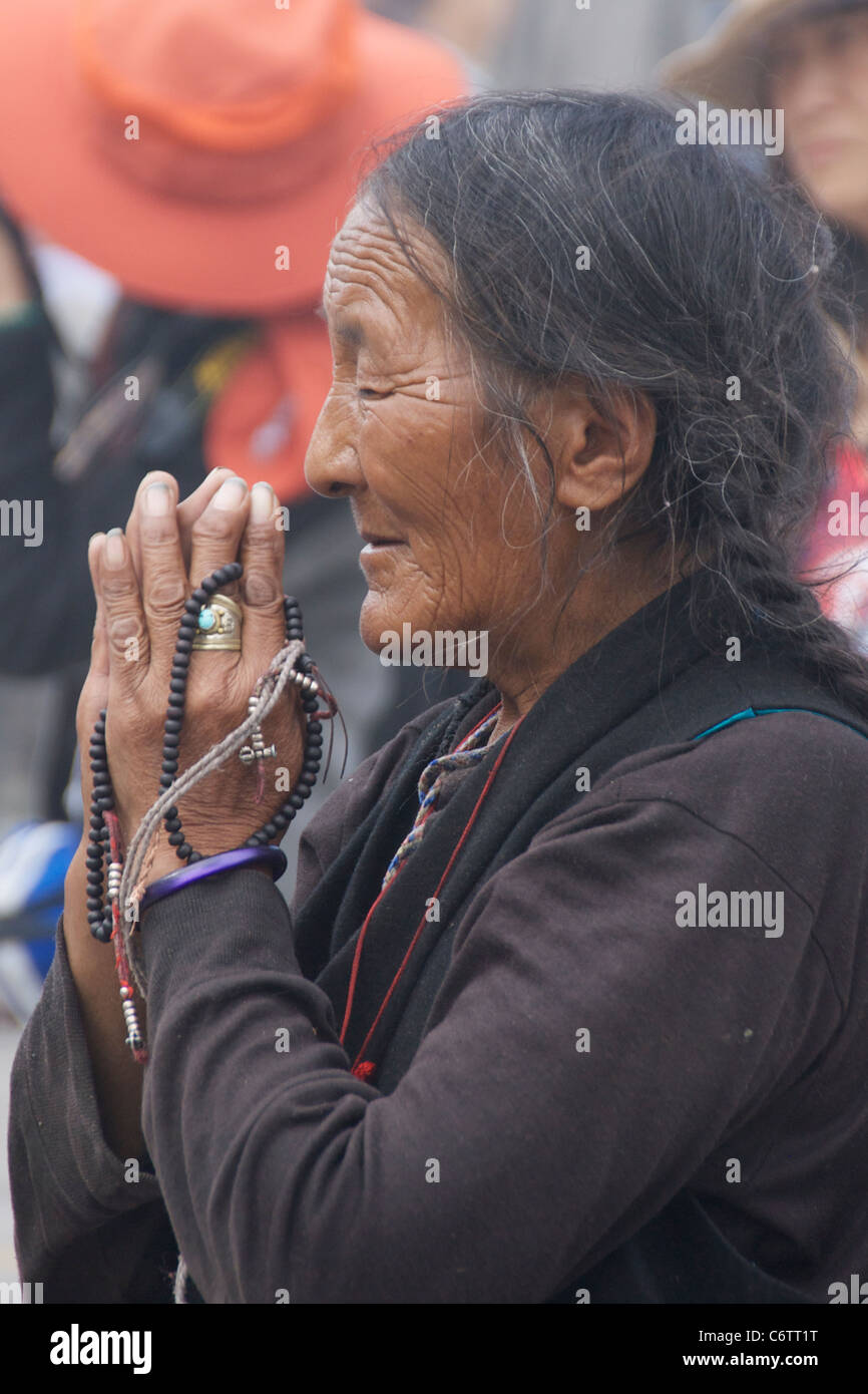 Alte Frau Pilger beim Gebet vor dem Jokhang-Tempel Stockfoto