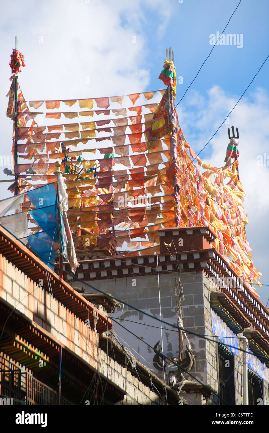 Gebetsfahnen auf dem Dach eines Hauses in der Barkhor Stockfoto