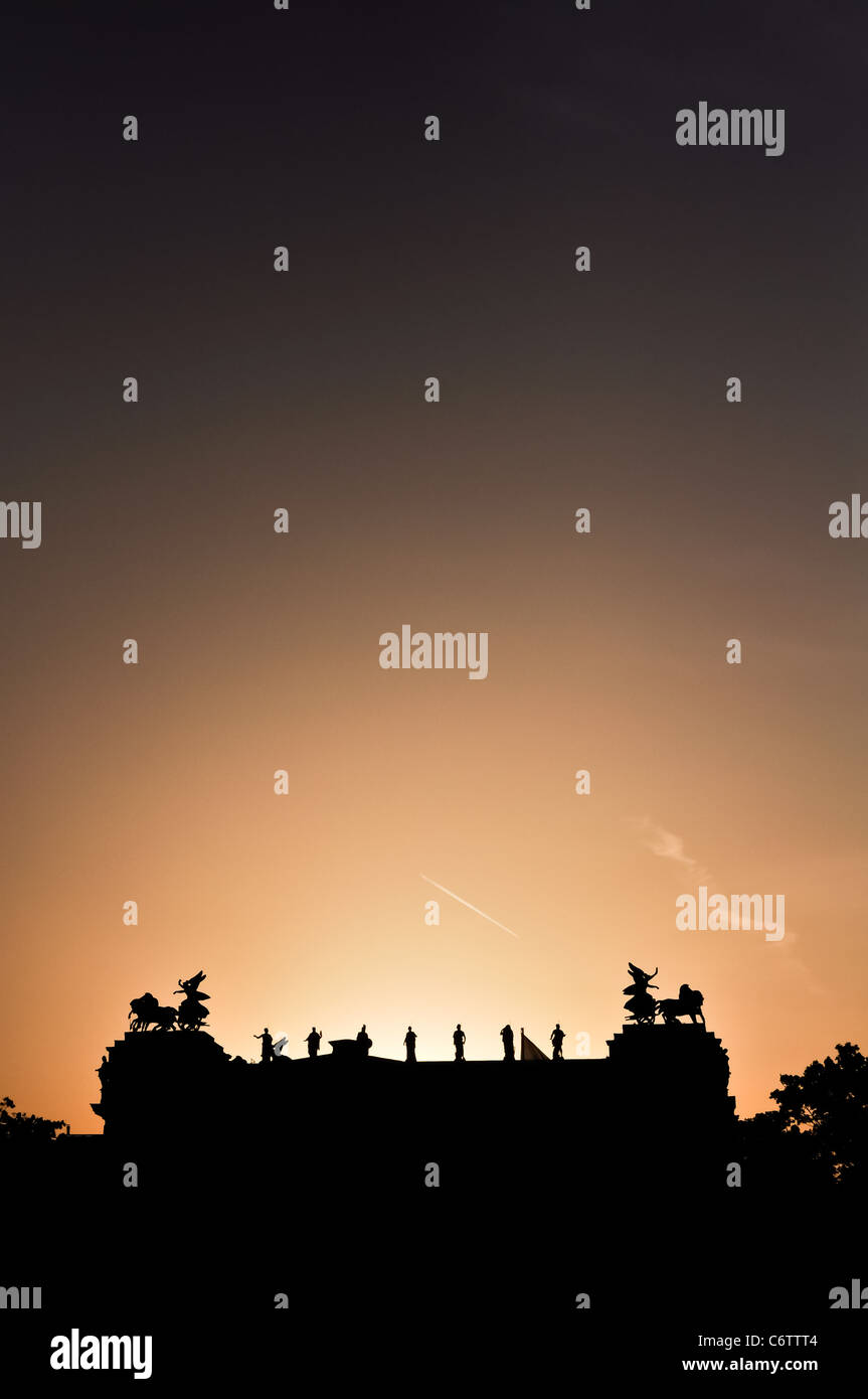 Silhouette der Statuen gegen Sonnenuntergang Stockfoto