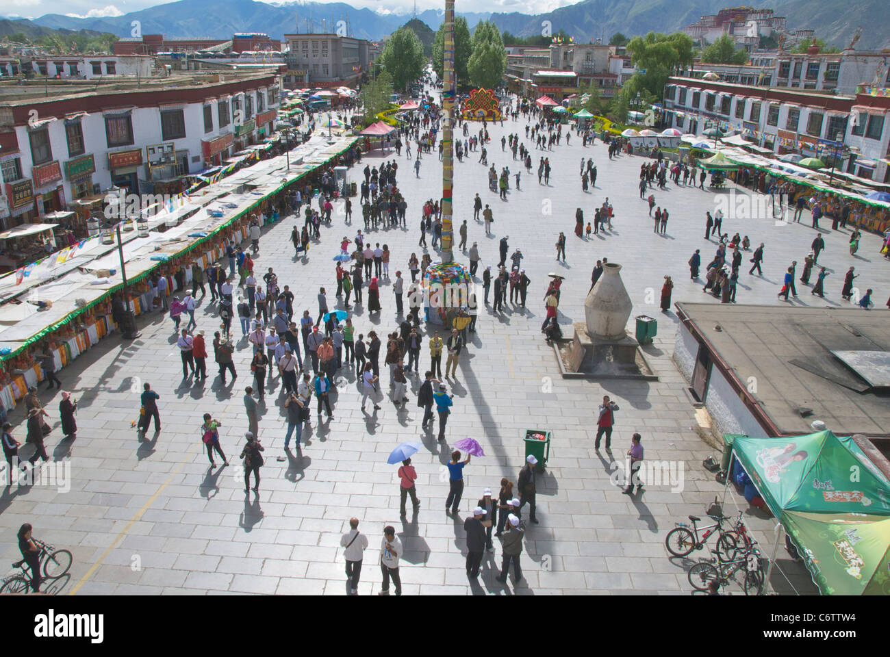 Barkhor Square vom Dach der Jokhang Stockfoto