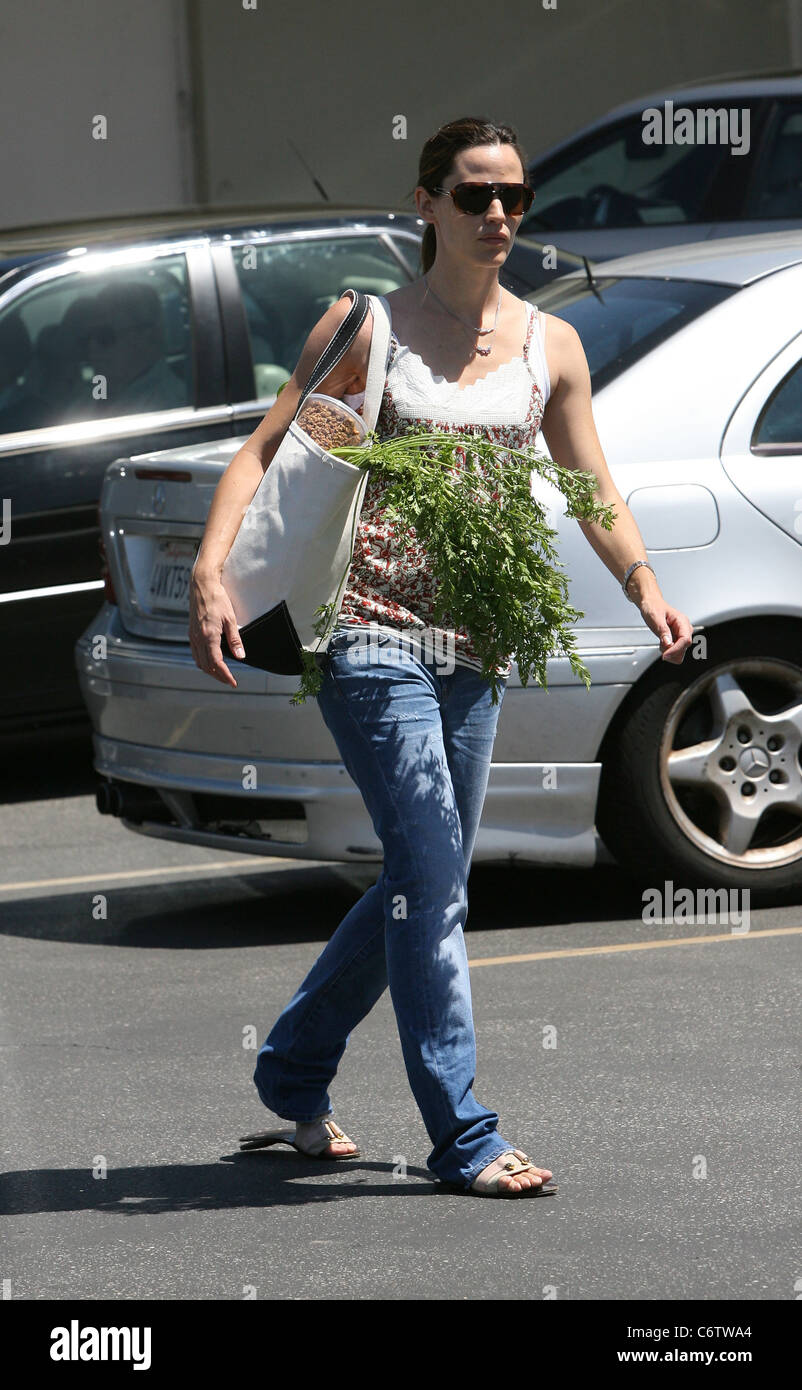 Jennifer Garner Einkaufen bei Brentwood Bauernmarkt in einem Spitzentop, Jeans und Flip-Flops und ein Bagful Karotten Los Angeles, Stockfoto