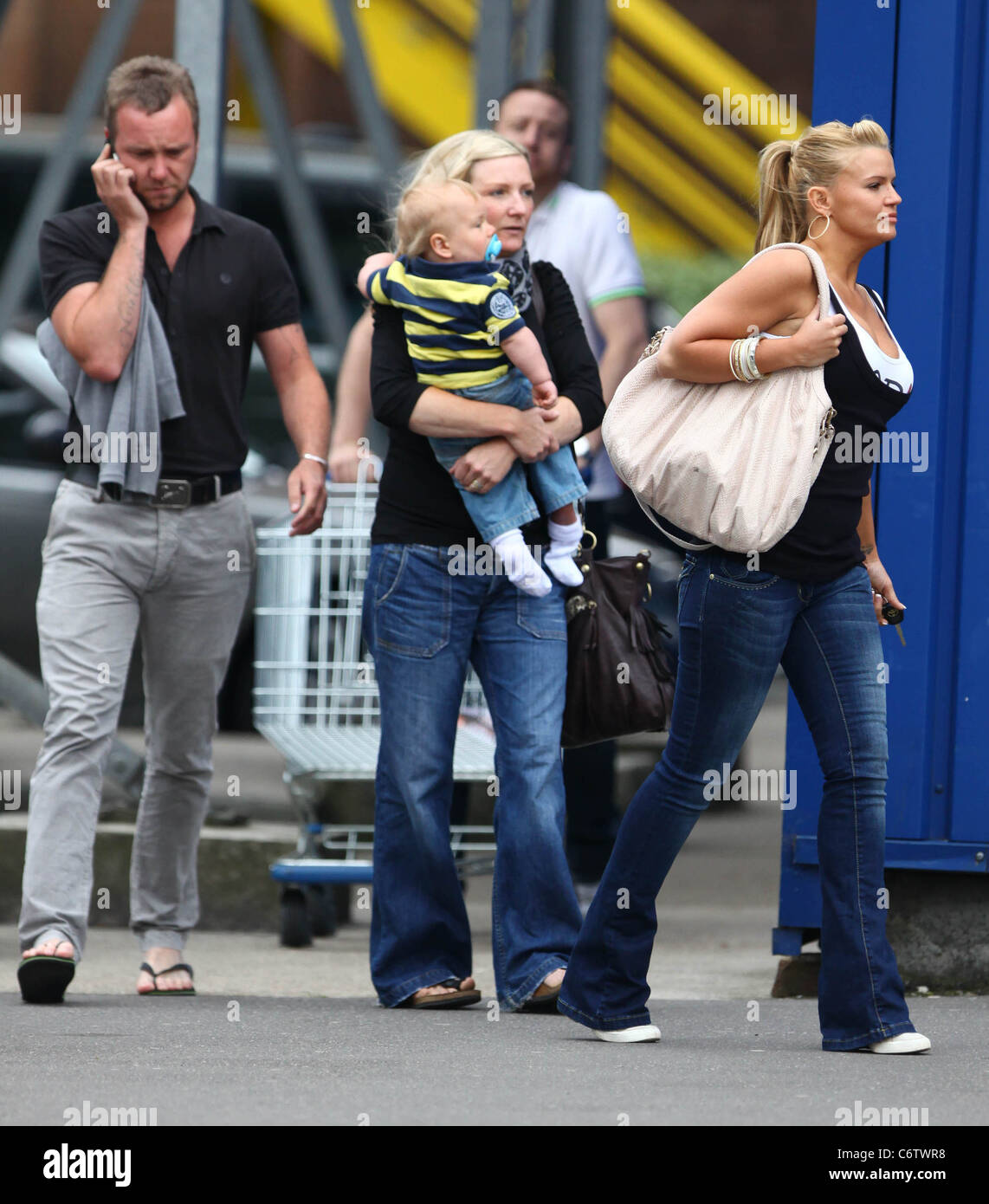 Kerry Katona und ihrem neuen Maler und Dekorateur Freund Adam Waldron Einkaufen bei Ikea in Purley Weg mit Freunden. Croydon, Stockfoto