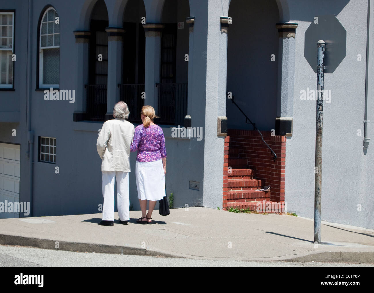 Applying paar an Straßenecke, San Francisco Stockfoto