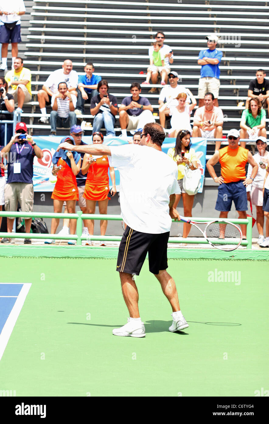 Pete Sampras Tennis-Profis, Andre Agassi und Pete Sampras öffnen eine kostenlose Tennis-Klinik um junge Kinder zu ermutigen, die Stockfoto