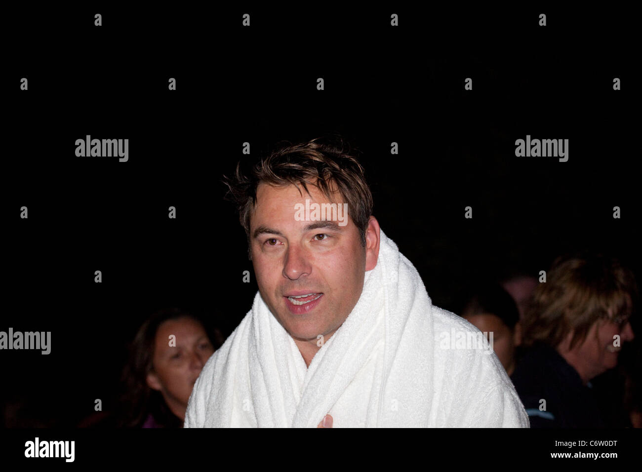 David Walliams erschöpft nach Tag eins der Themse schwimmen an den Fährmann Inn oxfordshire Stockfoto