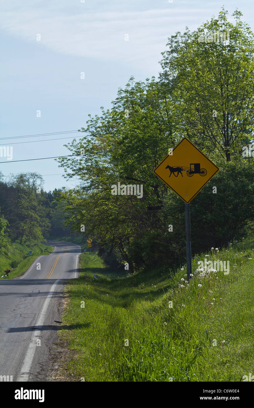 Amish Buggy Warnschild auf der Straße in Ohio USA USA USA Amish Community US Living Lifestyle Daily Life vertikal Hi-res Stockfoto