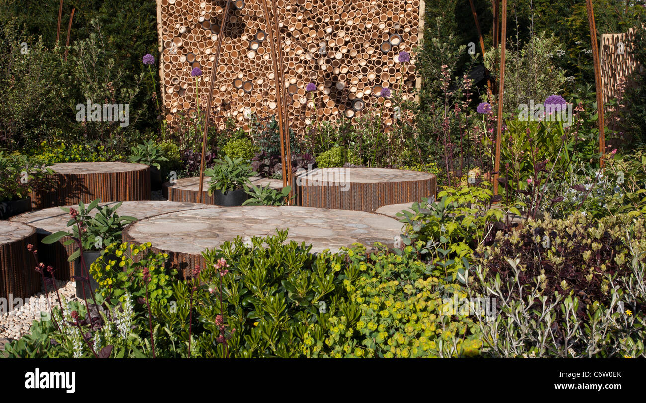Vergeben Silber vergoldet Flora 'Atmen' Malvern Frühling Gartenarbeit Show 2011 Garten, entworfen von Paul Cantello (Batello Gartengestaltung) Stockfoto
