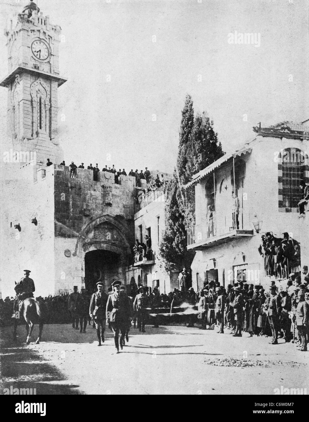 GENERAL EDMUND ALLENBY, demontiert aus Respekt vor der religiöse Charakter der Jerusalem, tritt die Stadt am 11. Dezember 1917 Stockfoto