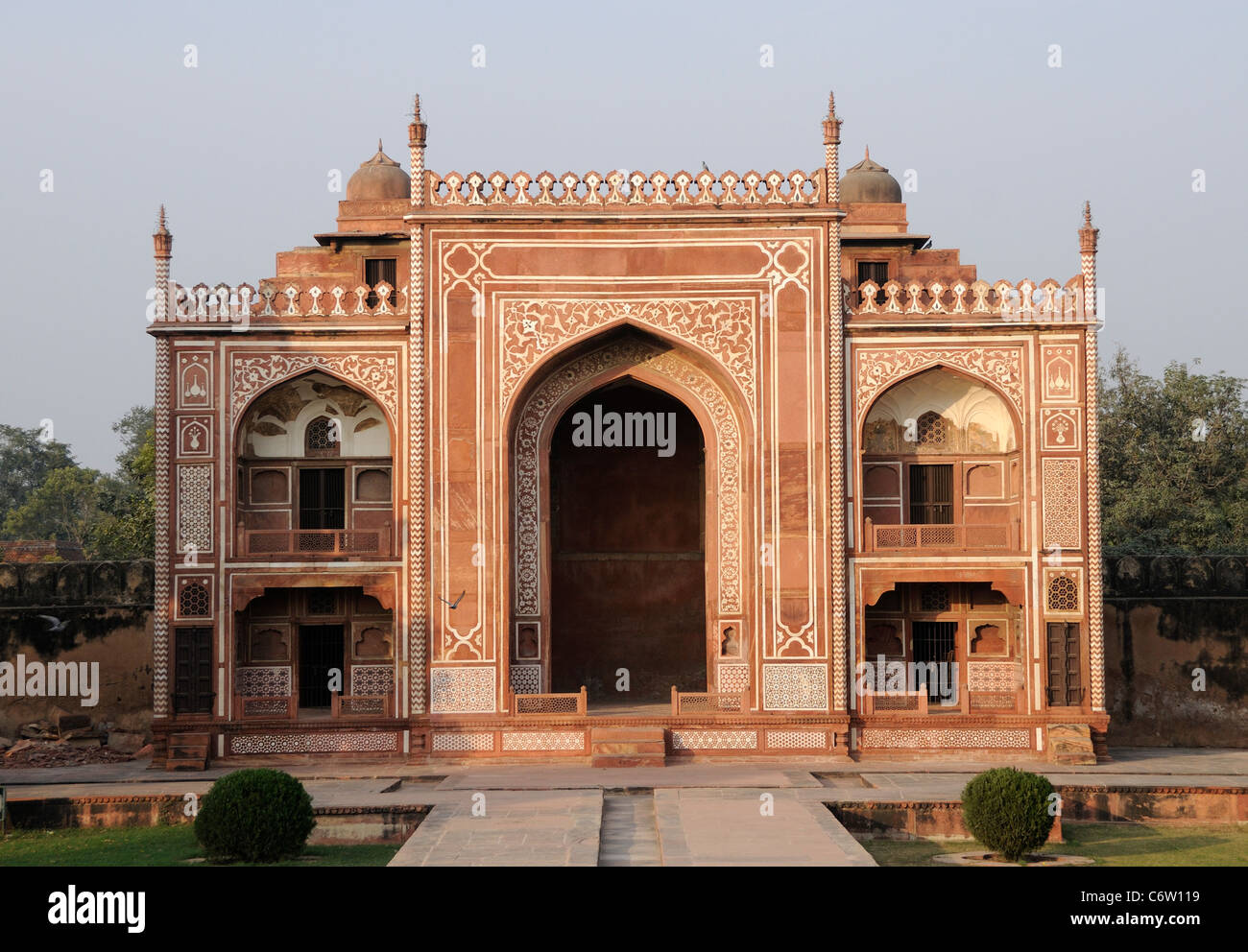 Roter Sandsteinbau mit eingelegten weißen Marmor auf dem Gelände des Tomb of Itimad-Ud Daulah Mirza Ghiyas Beg hieß Stockfoto