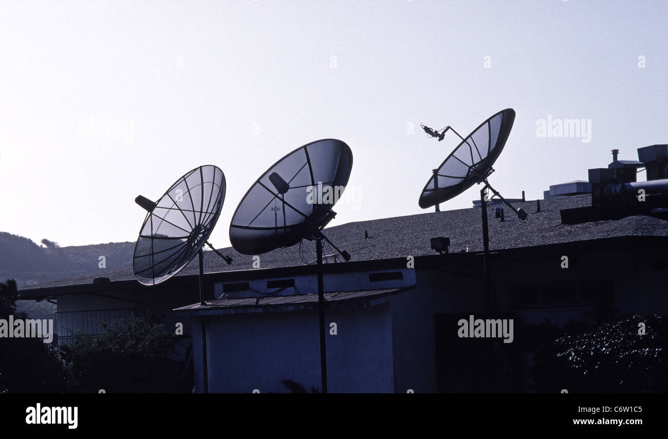 großen Satellitenschüsseln auf Dach. 1992., California, USA Stockfoto