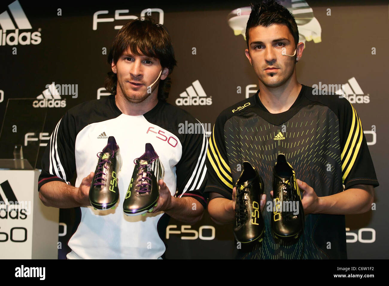 David Villa und Lionel Messi Presse Konferenz für den Start der  AdZero-Fußballschuh Adidas F50 auf dem Circuit de Catalunya Stockfotografie  - Alamy