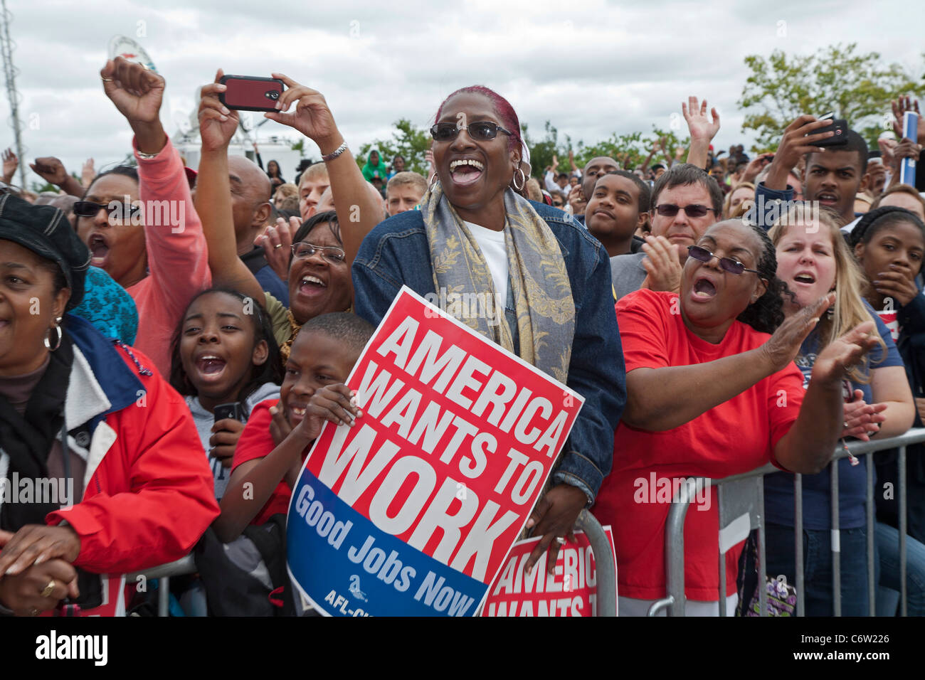 Detroit, Michigan - Jubel ein begeistertes Publikum wie Präsident Barack Obama auf einer Kundgebung der Labor Day in Detroit spricht. Stockfoto