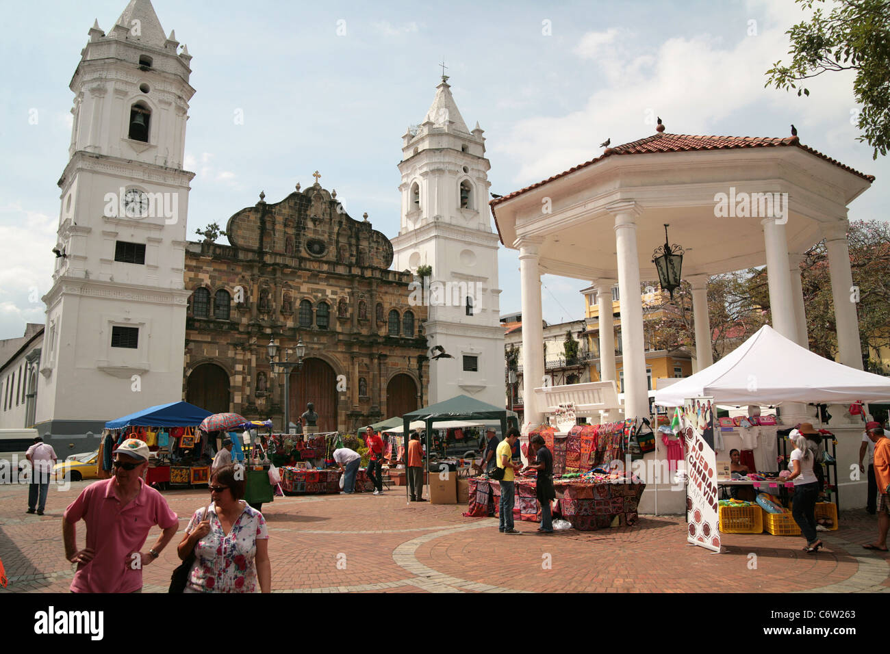 Touristen erkunden die Casco Antiguo (Altstadt) von Panama City, Panama. Stockfoto