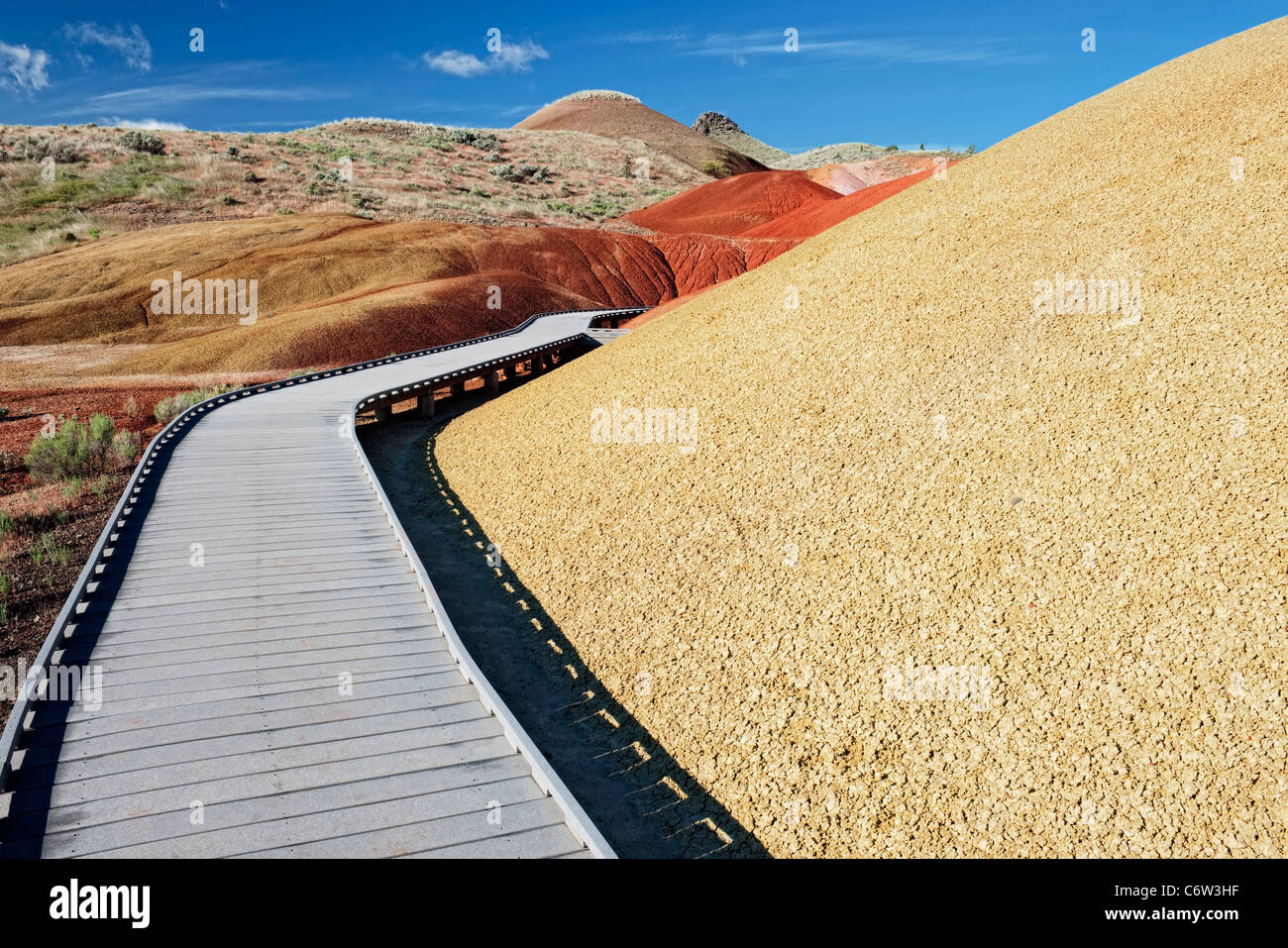 Ein Holzsteg führt durch die Ascheablagerungen entlang der Painted Cove Trail in Oregon John Day Fossil Beds National Monument. Stockfoto