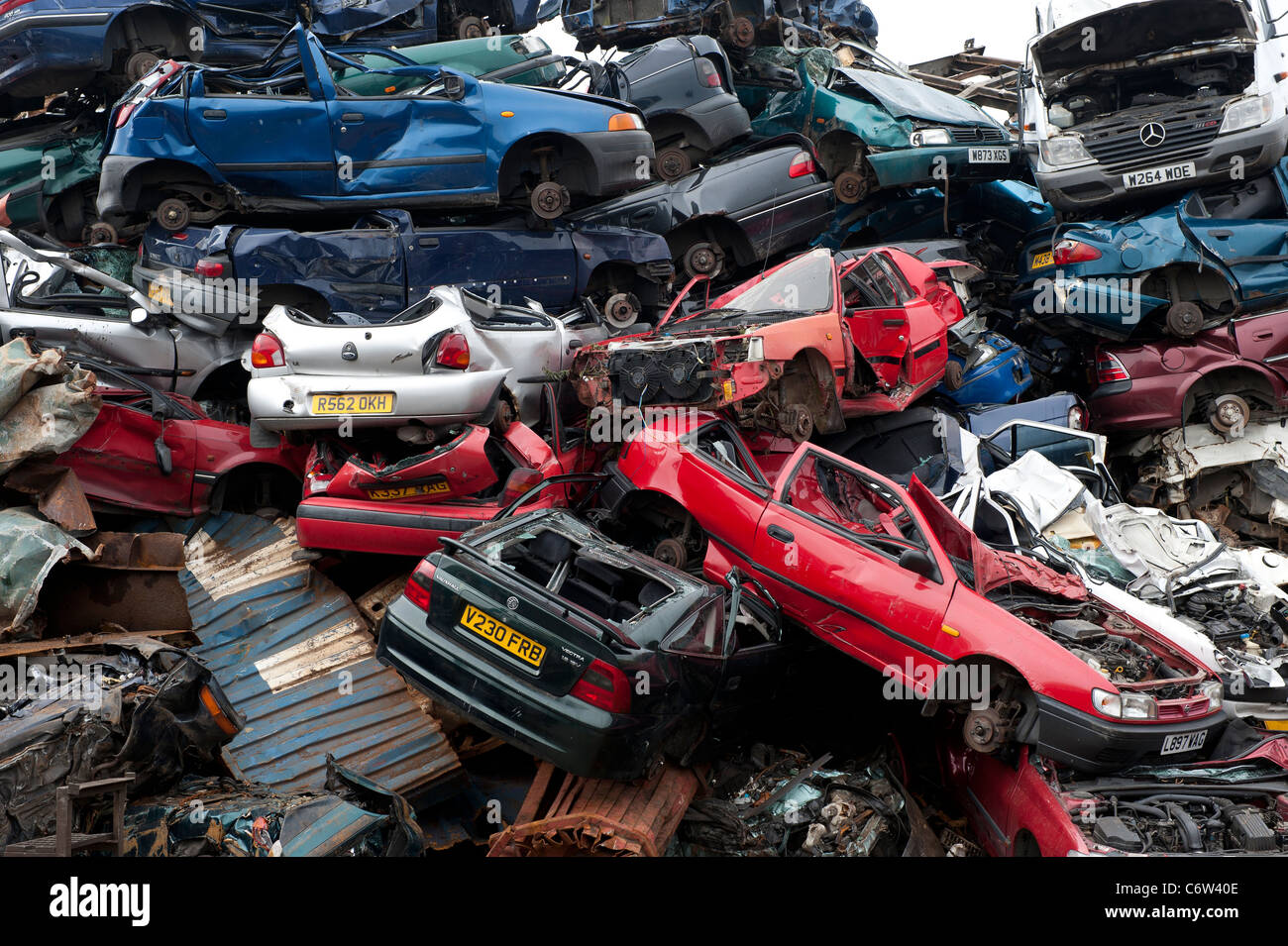 Autoschrott in einem Schrottplatz Metall die zerkleinert und recycelt werden. Stockfoto