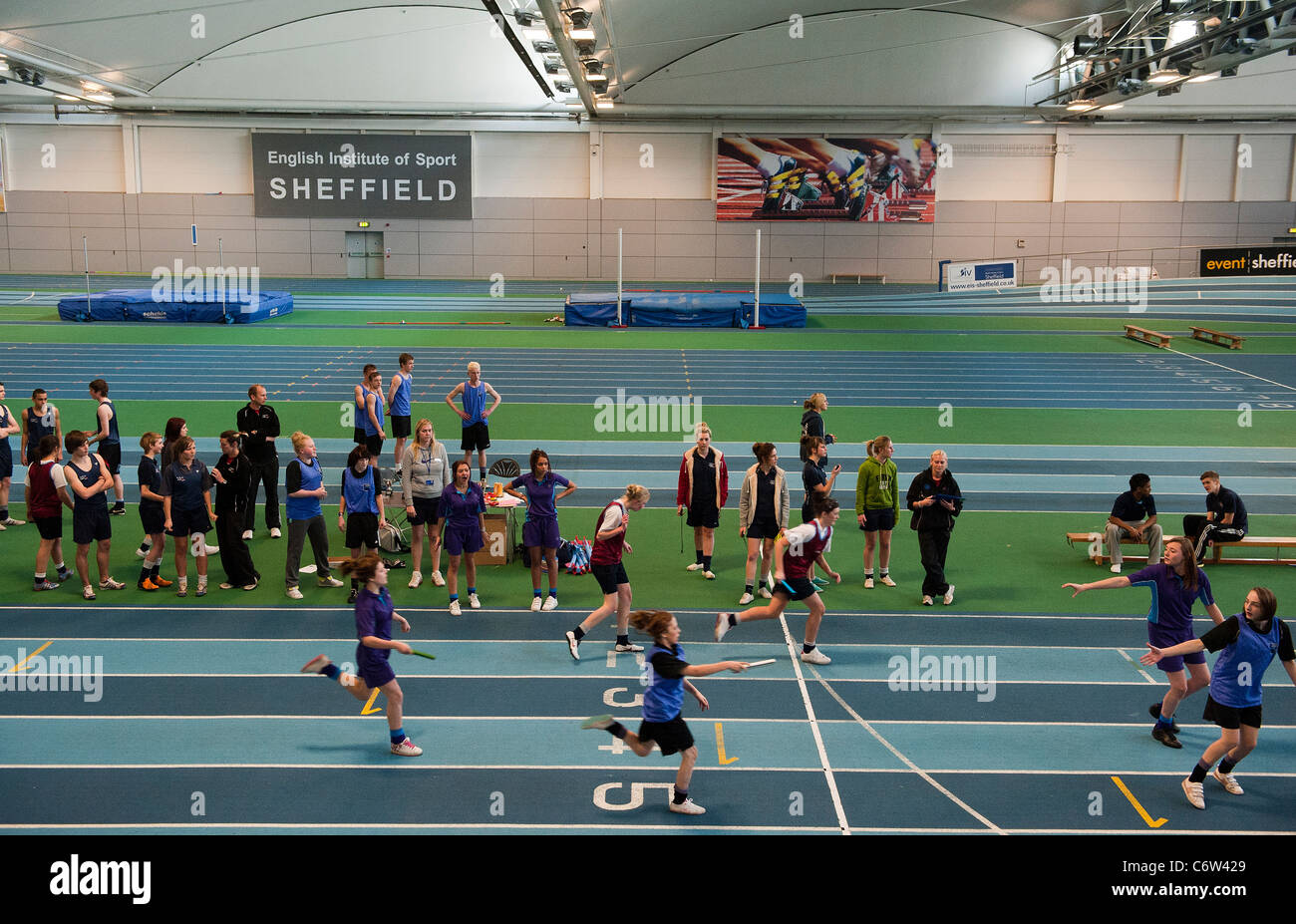 Mittelschule Kinder konkurrieren in einem Staffellauf am English Institute of Sport in Sheffield, England Stockfoto