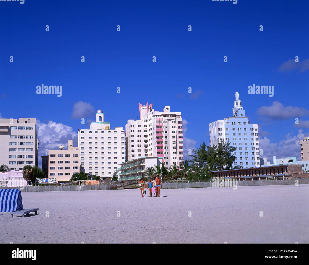 Blick auf den Strand zeigt Art-Deco-Gebäude, South Beach, Miami Beach, Florida, Vereinigte Staaten von Amerika Stockfoto