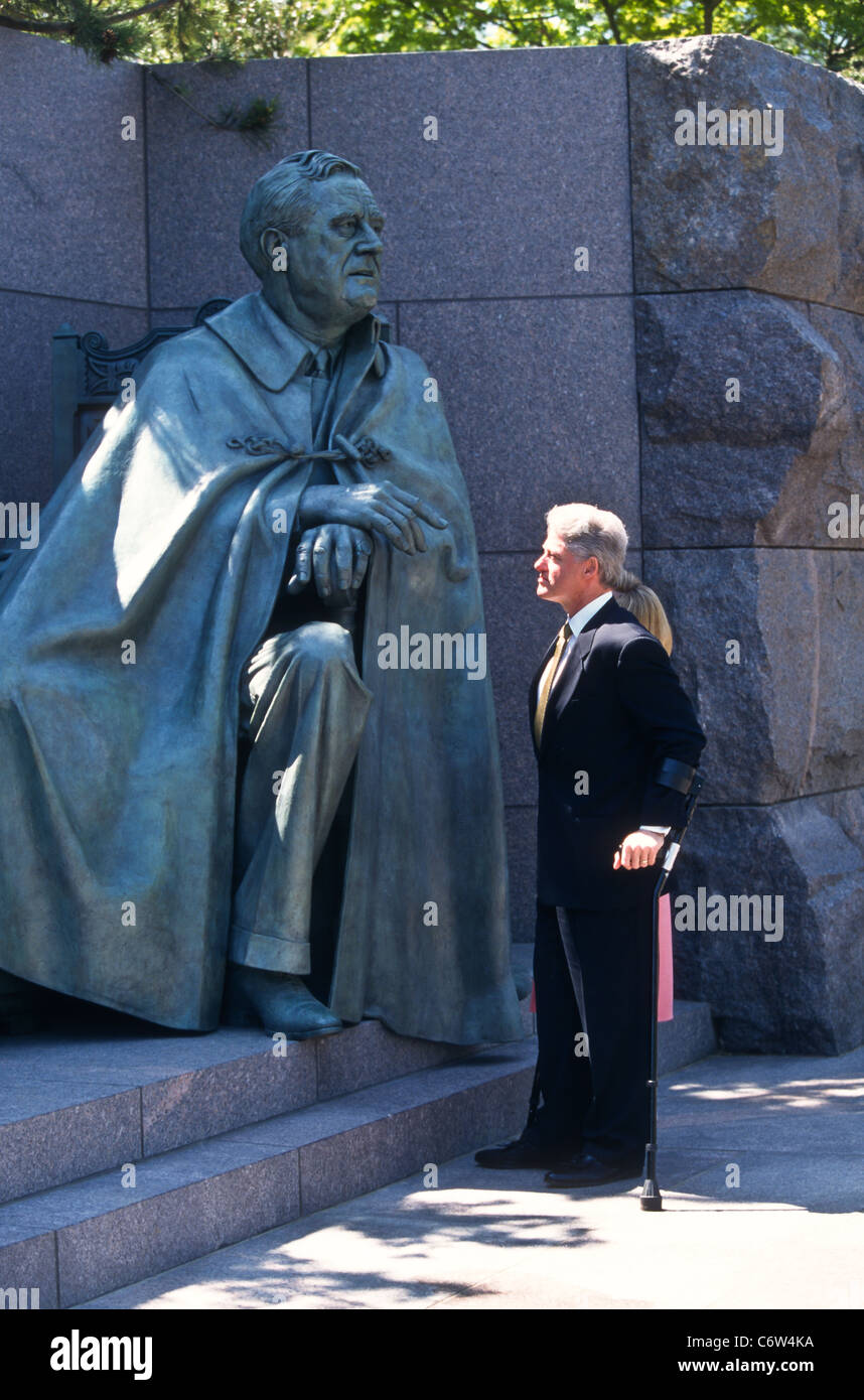 Präsident Bill Clinton und First Lady Hillary innehalten und die Skulptur von Roosevelt am FDR Memorial anzeigen Stockfoto