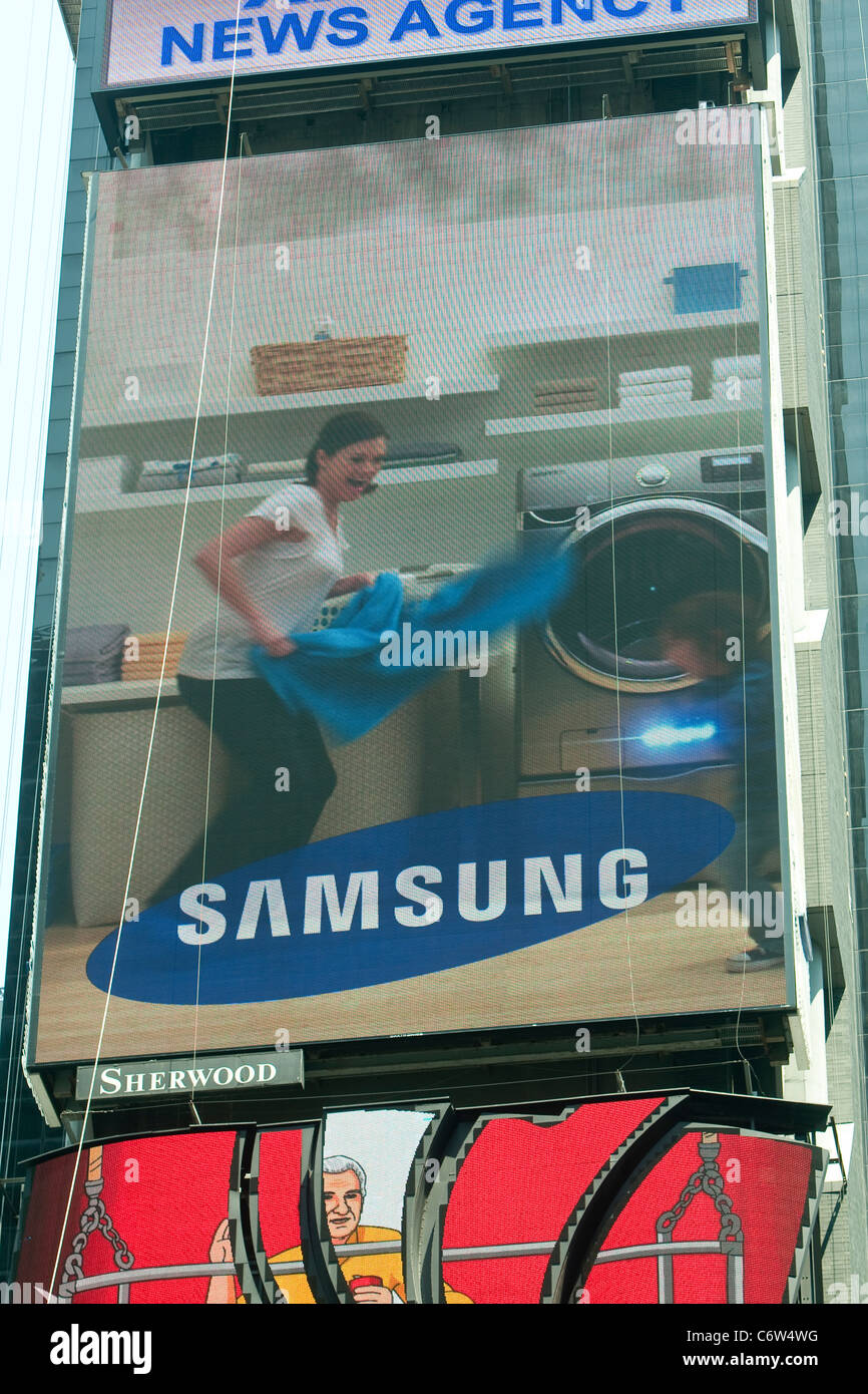 Abgebildet ist eine Samsung LED-Screen-Werbung am Times Square in New Yorker Stadtteil Manhattan, NY Stockfoto