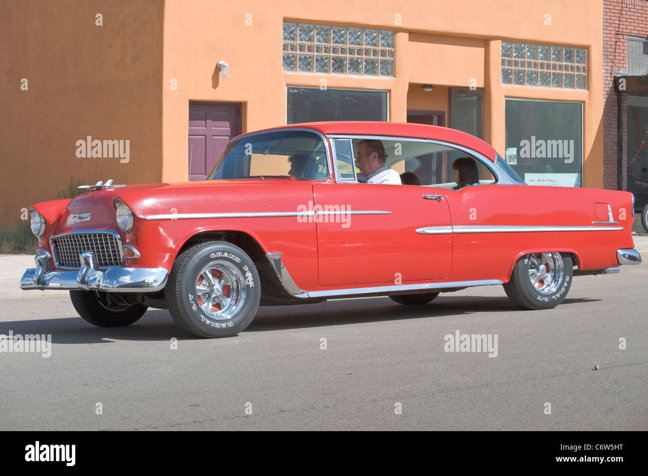 Ein Oldtimer aus den 1950 Motoren 12. Straße hinunter in den Labor Day parade in Carrizozo, New Mexico. Stockfoto