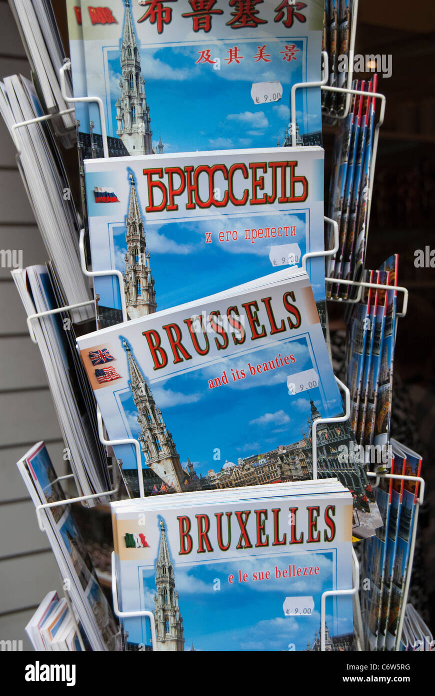 Anzeige der Reiseführer zu Brüssel in verschiedenen Sprachen Stockfoto