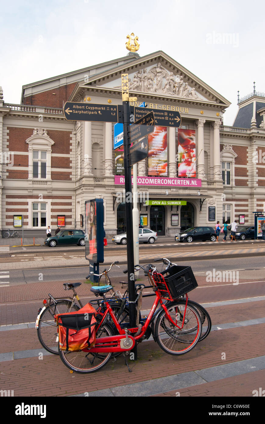 Concertgebouw Amsterdam mit Fahrrädern und Wegweiser Stockfoto