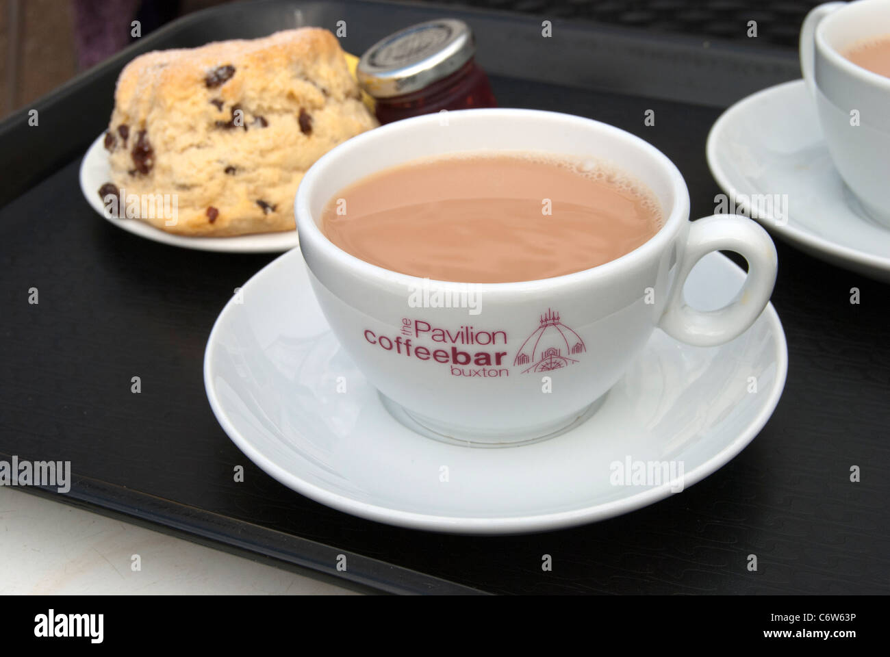 Tee und Gebäck an der Kaffeebar Pavillon, Buxton Stockfoto