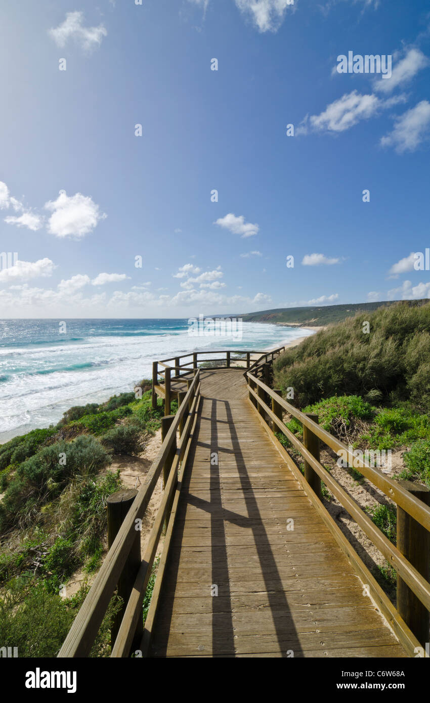 Hölzerne Pfad zum Aussichtspunkt über dem Meer an der Injidup Bay, Westaustralien Stockfoto