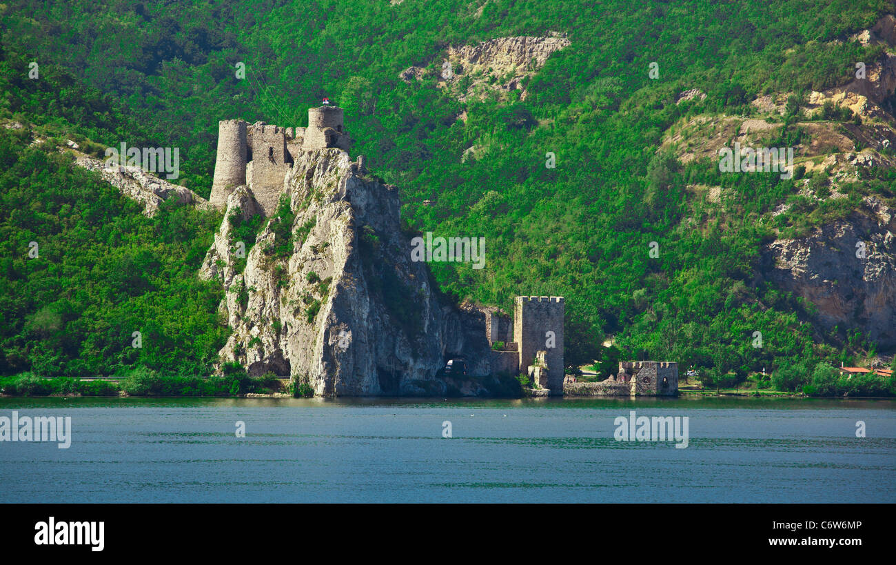 Festung Golubac in Serbien gesehen von der rumänischen Seite der Donau. Stockfoto