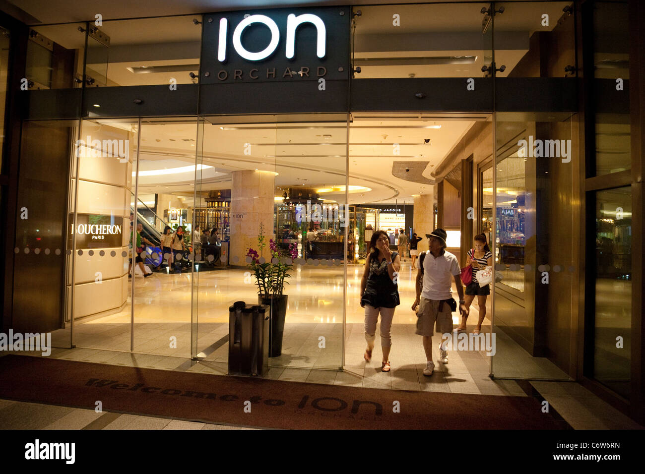 Eingang zu den Ionen-Shopping Mall, Orchard Road, Singapur, Asien Stockfoto