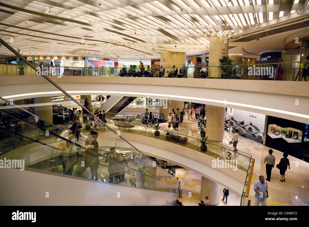 Eine Szene in der Ionen-Shopping Mall, Orchard Road, Singapur Stockfoto