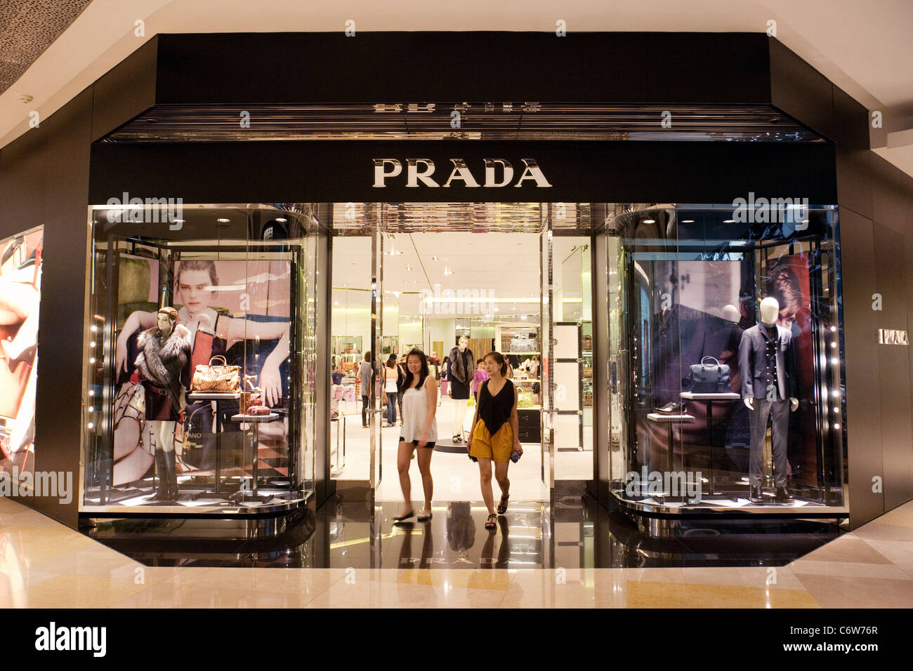 Kunden verlassen die Prada-Geschäft, Ionen-Shopping-Mall, Singapur Asien Stockfoto