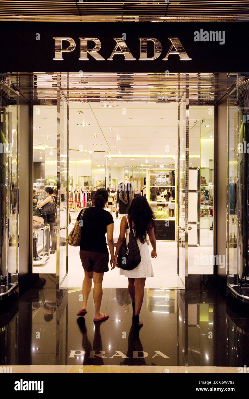 Kunden betreten der Prada-Geschäft, Ionen-Shopping-Mall, Singapur Asien Stockfoto