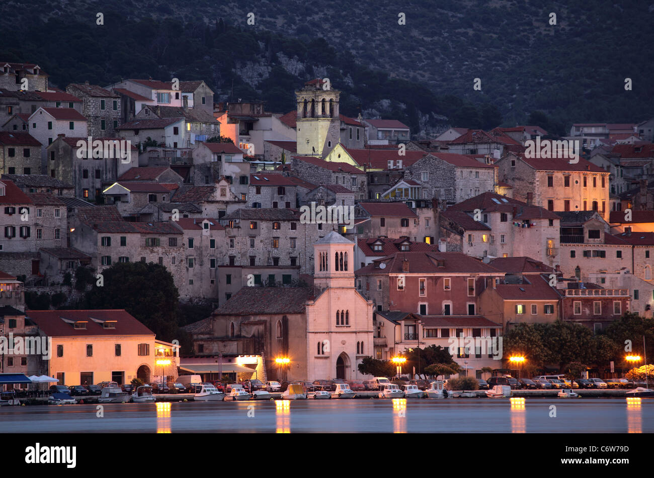 Kroatische Stadt Sibenik in der Abenddämmerung Stockfoto