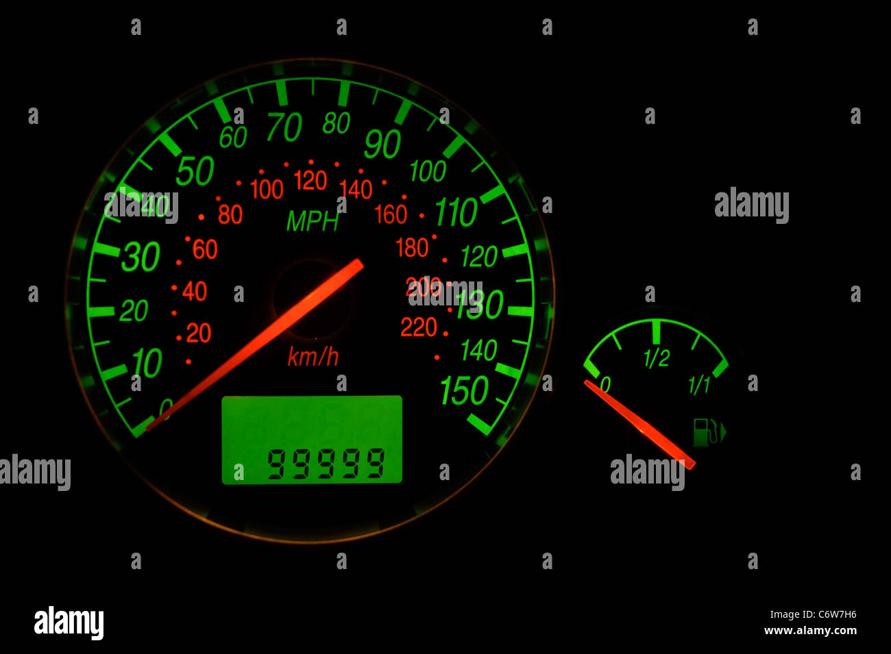 Die Kurzwahl im Auto zeigt, dass der Wegstreckenzähler oder Kilometerzähler zu erreichen 100.000 Meilen oder "rund um die Uhr" UK Stockfoto