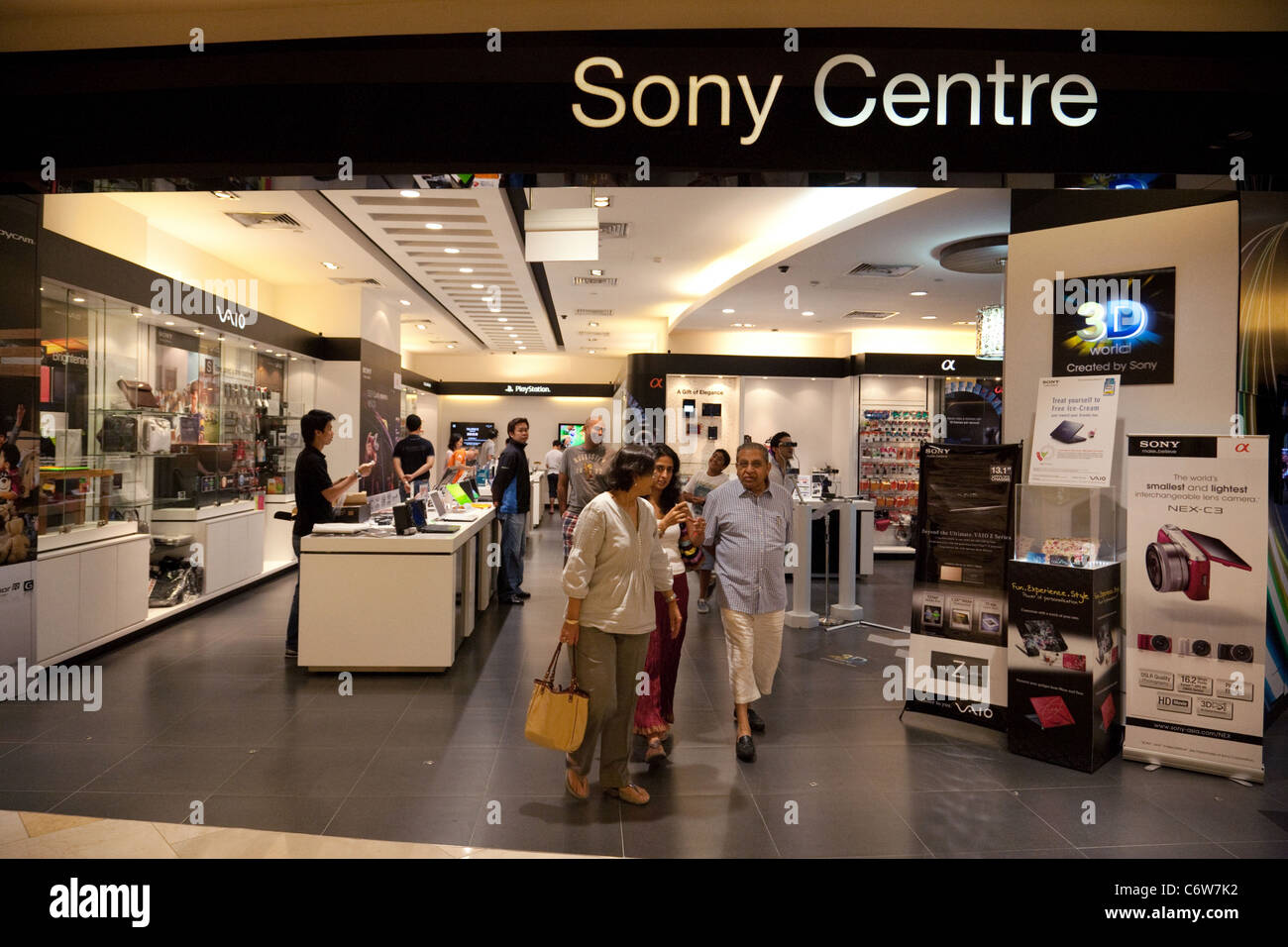 Kunden im Sony Center, Ionen-Shopping-Mall, Singapur Asien Stockfoto