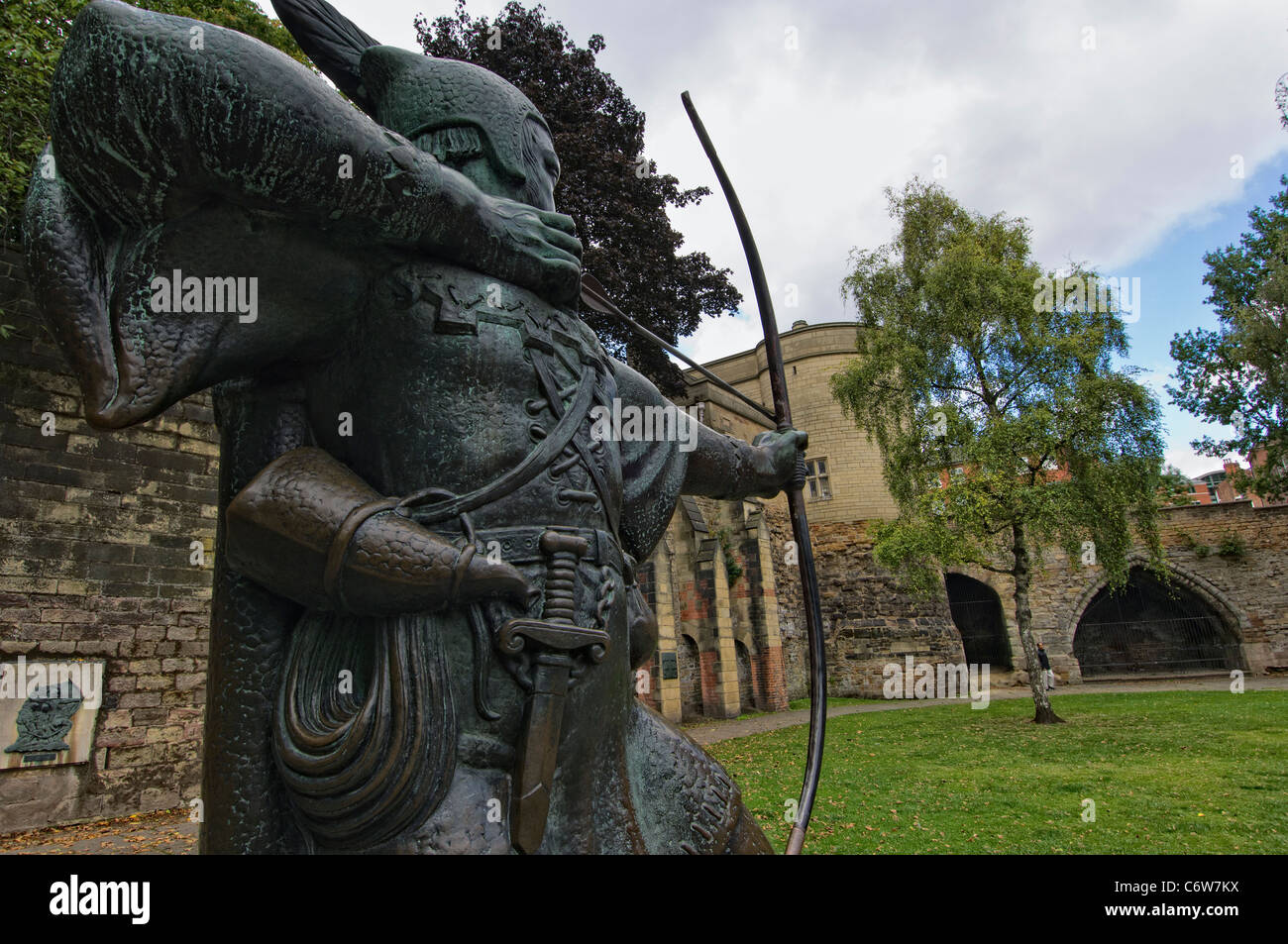 Nahaufnahme von der Statue of Robin Hood, Nottingham Castle mit Blick auf das Torhaus. Stockfoto