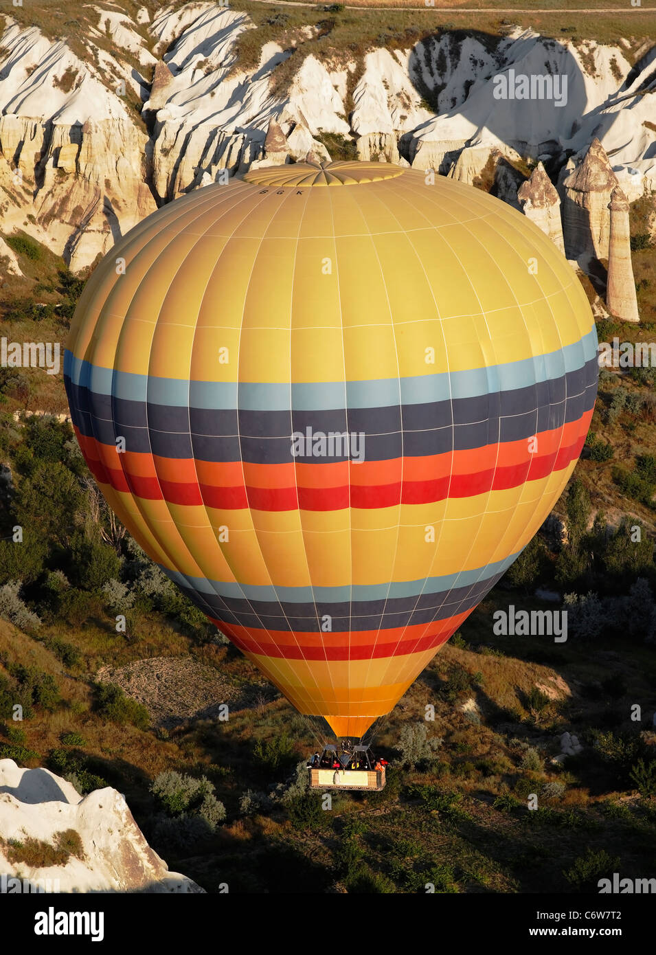 Heißluftballon gesehen von oben, Wüste Gelände, Kalkstein-Gelände, gelb mit farbigen Bändern, Korb mit Menschen, Porträt, Stockfoto