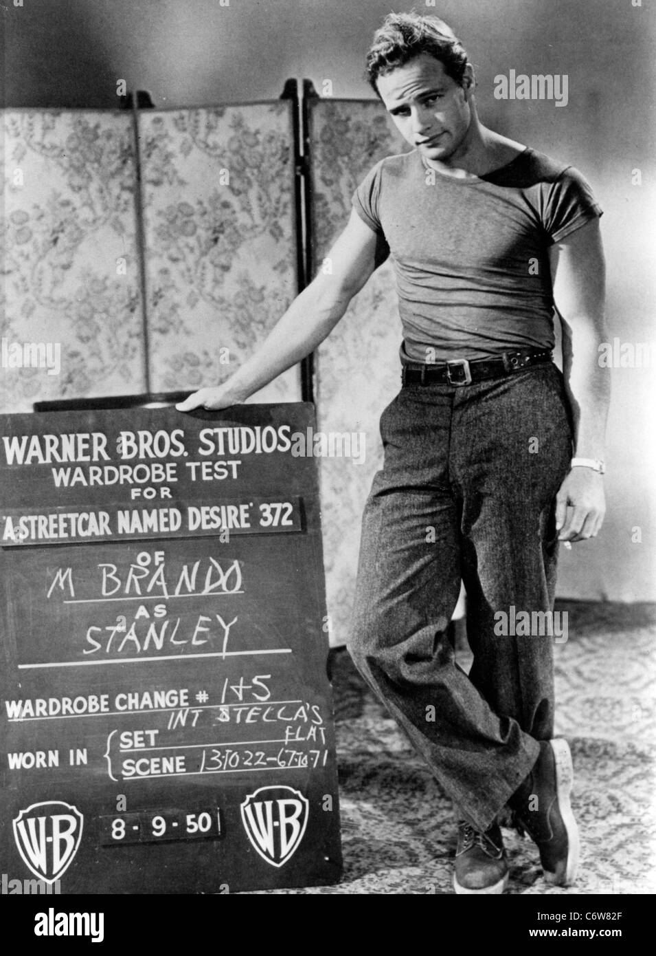 MARLON BRANDO U.S. Filmschauspieler macht einen Kleiderschrank Test für A Streetcar Named Desire 1950 Stockfoto
