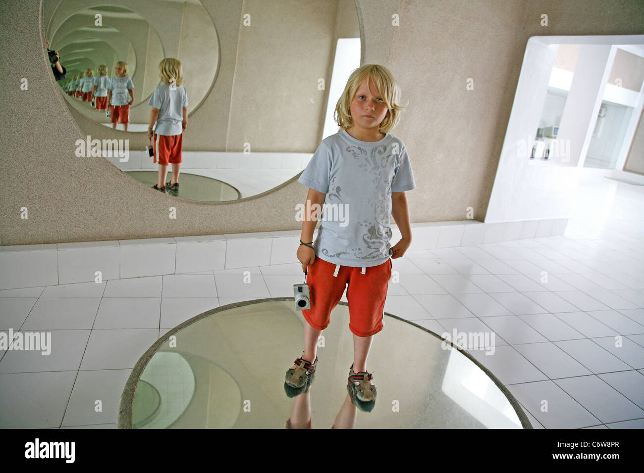 Junge in einem Spiegel Stockfoto