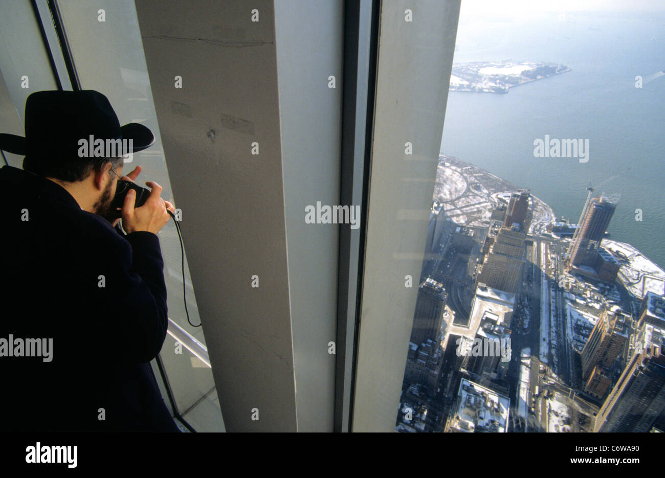 Ein jüdischer Mann nimmt ein Foto von oben auf die Zwillingstürme des World Trade Center, New York, USA.  2000. Stockfoto