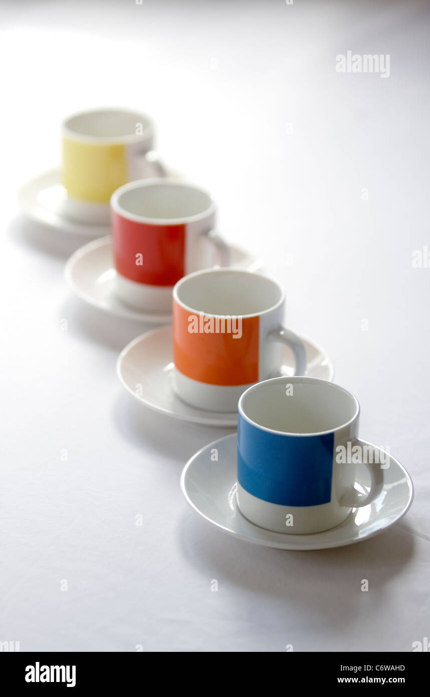 vier Multi farbige Kaffeetassen in einer Reihe Stockfoto