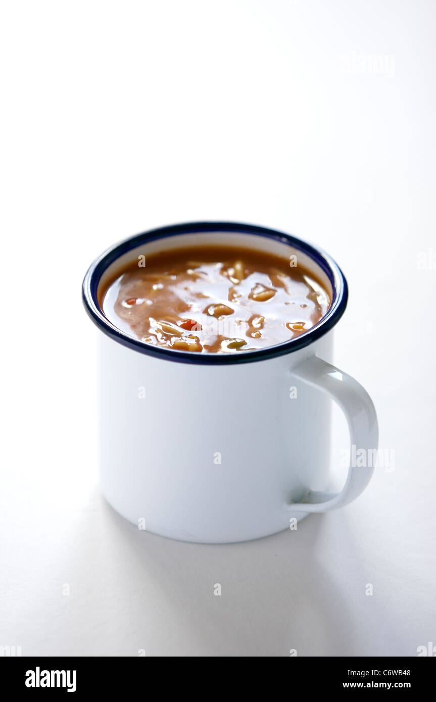 Minestrone-Suppe in eine Emaille-Tasse Stockfoto