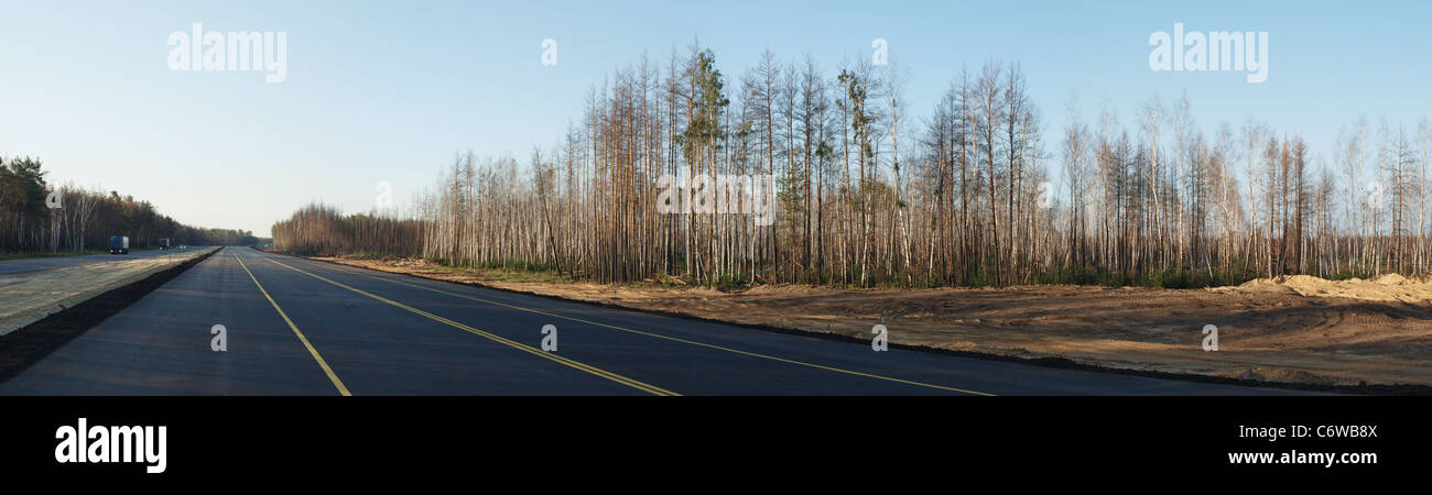 Malerische Aussicht auf neue leere Autobahn in der Nähe von Voronezh. Straßenbau. Straße nach Sotschi. Stockfoto